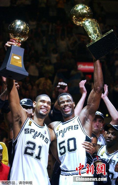  文班亚马当选年度最佳新秀并入选一阵  