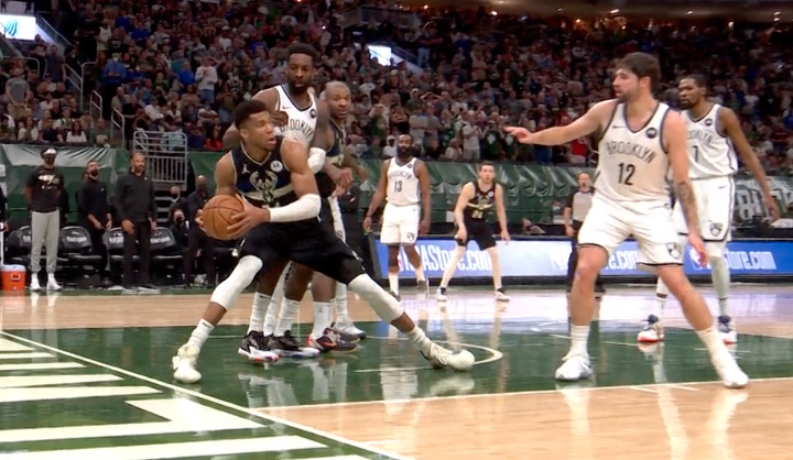  字母哥暴扣统治攻防两端雄鹿大胜篮网队  